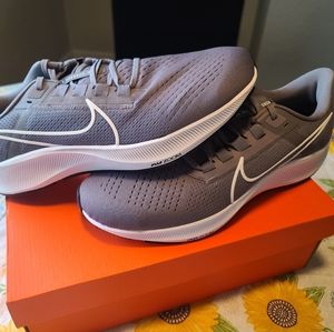 Size 11 Nike gray, Nike air zoom pegasus 38 tb